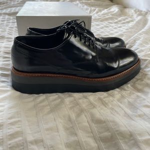 Black platform lace up Oxford loafers.